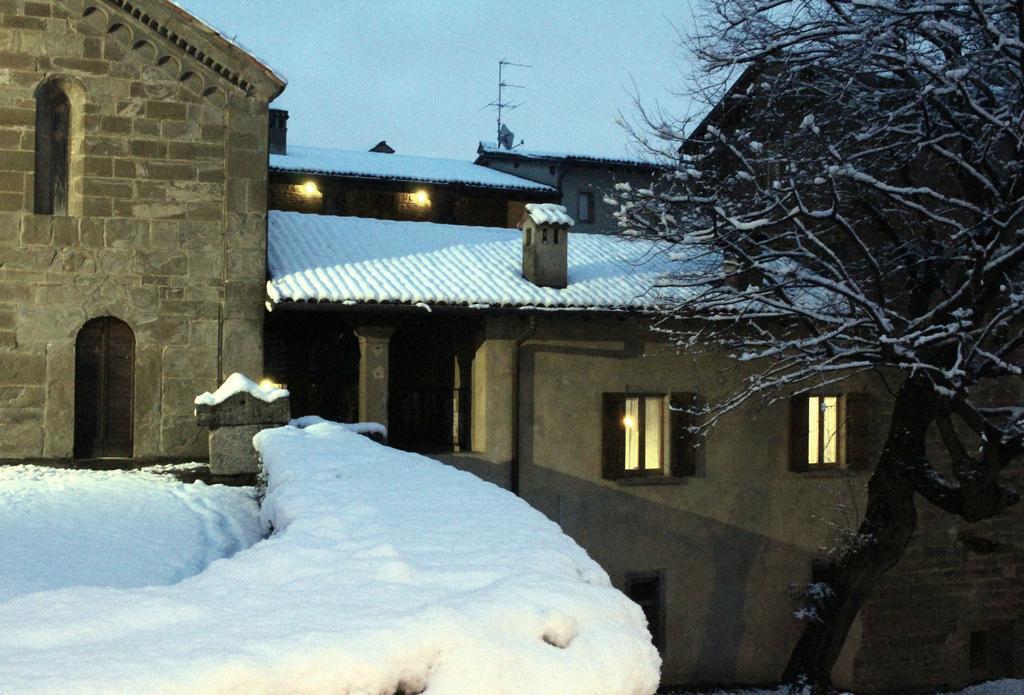 Апартаменты Historical House Medieval Abbey - Al Chiostro Sotto il Monte Номер фото