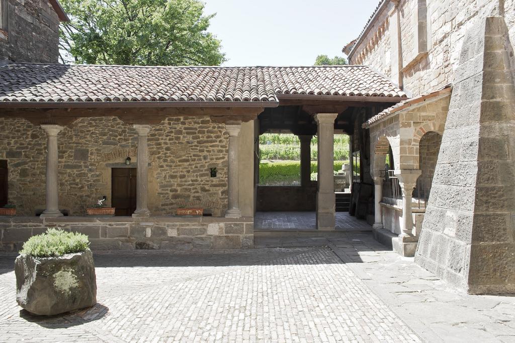 Апартаменты Historical House Medieval Abbey - Al Chiostro Sotto il Monte Номер фото